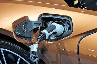 PRE vybuduje u čerpadel OMV do roku 2030 dalších 113 dobíječek pro elektromobily