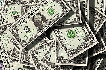 Dolár posilňuje po dohode USA a EÚ, euro kleslo o viac než jedno percento