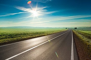 Evropští řidiči se mění: hybridy předběhly spalováky, elektromobily sílí