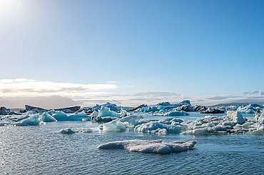 Metan unikající zpod ledu jako důkaz citlivosti Grónského ledovce na klimatické změny