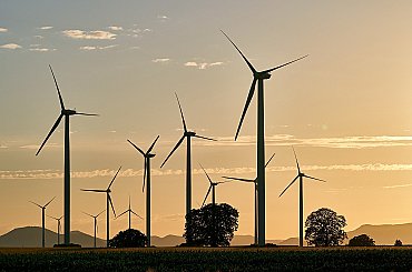 Veterné a solárne elektrárne ako verejný záujem. Envirorezort znovu otvára zákon o EIA