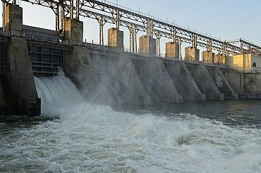 Na Hracholuskách je v plném proudu modernizace. Elektrárna na největší západočeské vodní ploše vyzdvihla k opravě 14tunový rychlouzávěr