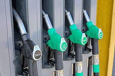 Nižšie ceny palív potrvajú, trh reaguje na slabý dopyt aj rokovania OPEC+, tvrdí analytik
