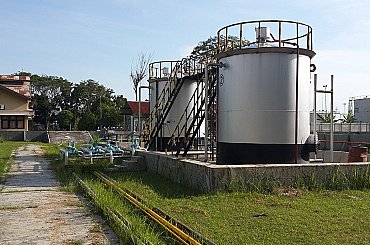 Ceny ropy na počátku nového měsíce klesají, Brent je pod 100 USD za barel