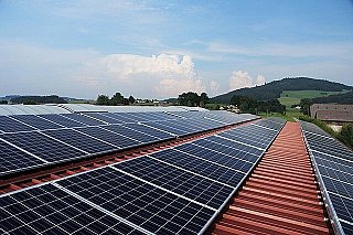 Přísnější pravidla pro soláry v Číně zvedají ceny surovin. Zdražení pocítí i český zákazník